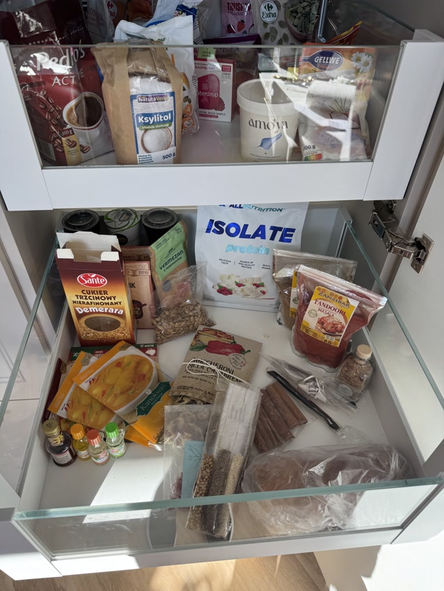 Produkty są widoczne, ale brak podziału na kategorie utrudnia szybkie znalezienie potrzebnego składnika.